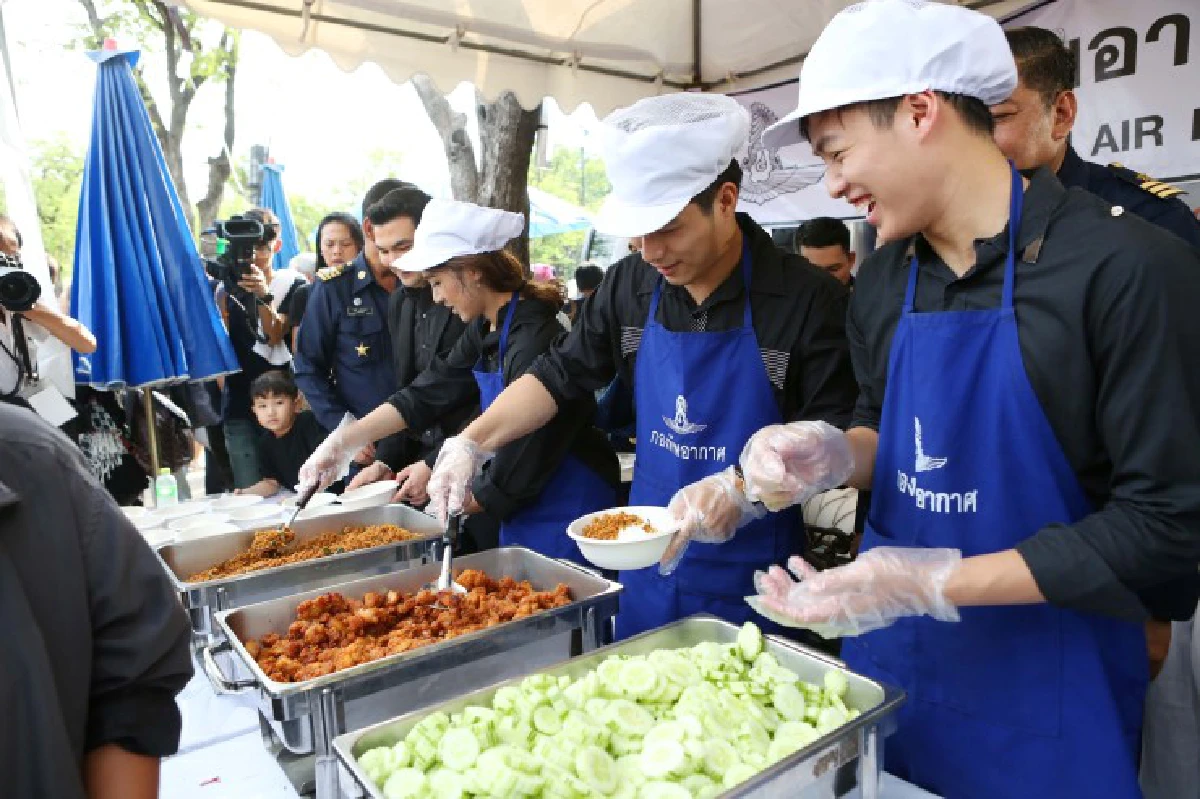 "ศิลปินเอเอฟ"ร่วมทำอาหารแจกประชาชนที่สนามหลวง