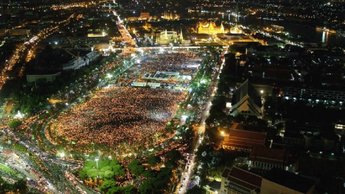 รวมภาพมุมสูง พสกนิกรหลายแสนร่วมร้องเพลงสรรเสริญพระบารมี