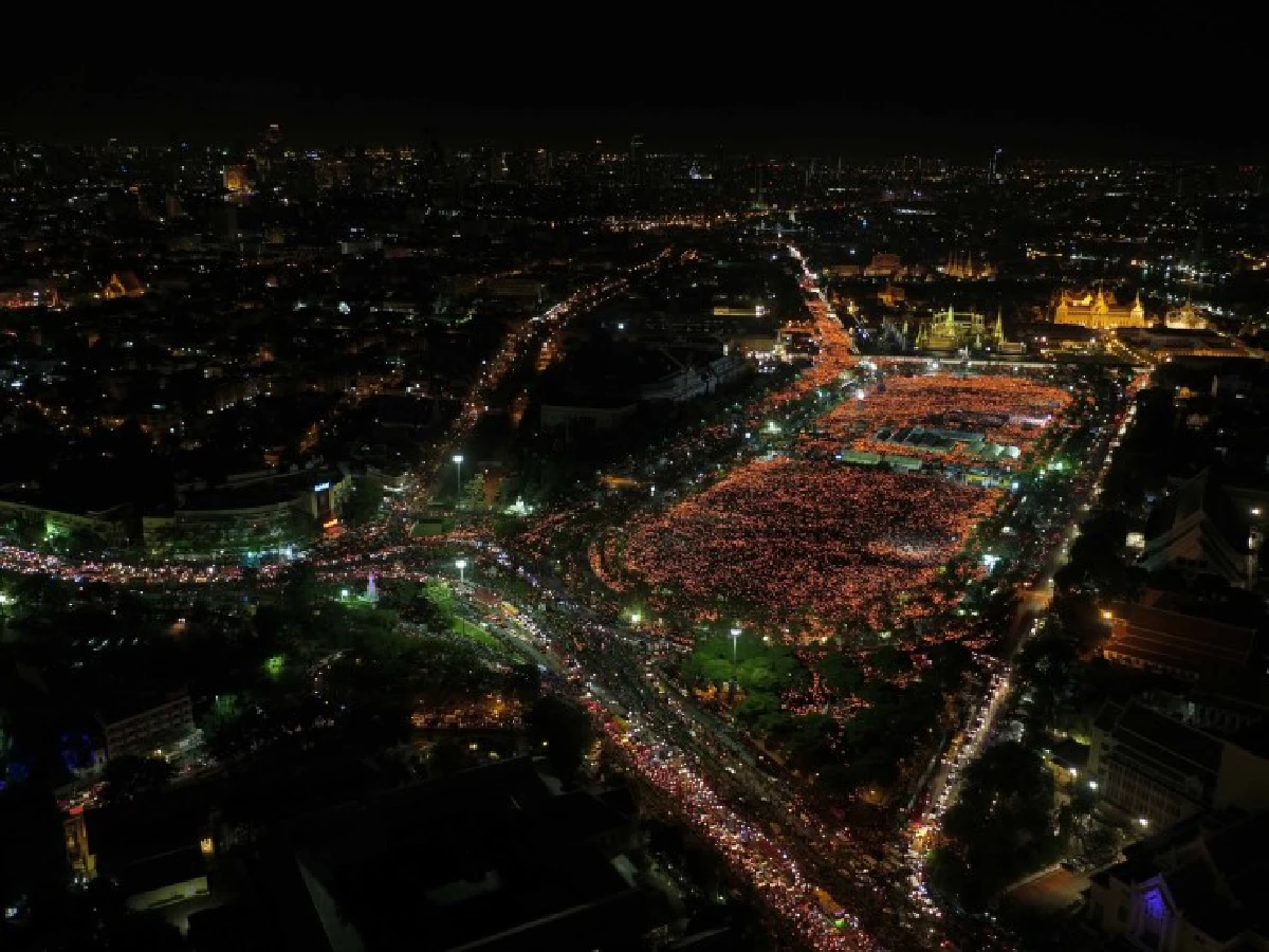รวมภาพมุมสูง พสกนิกรหลายแสนร่วมร้องเพลงสรรเสริญพระบารมี
