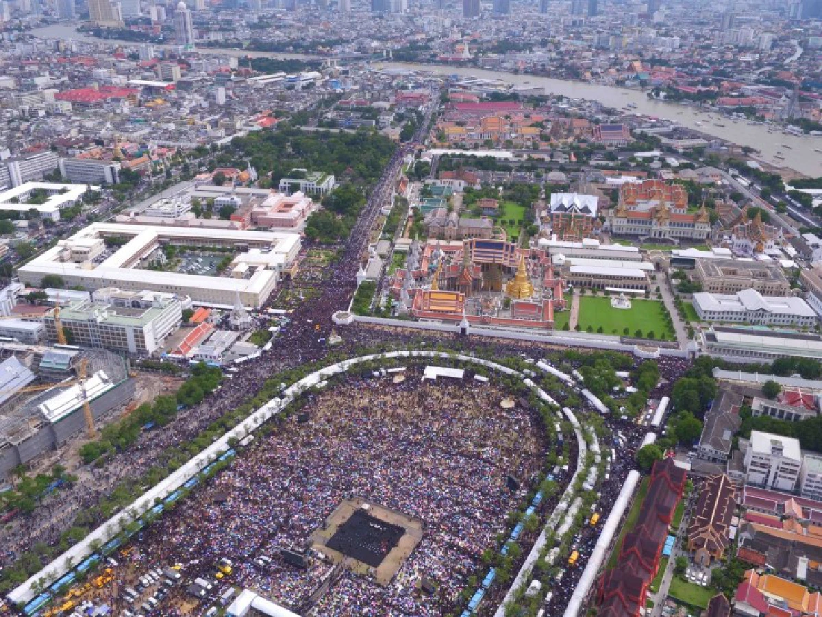 รวมภาพมุมสูง พสกนิกรหลายแสนร่วมร้องเพลงสรรเสริญพระบารมี