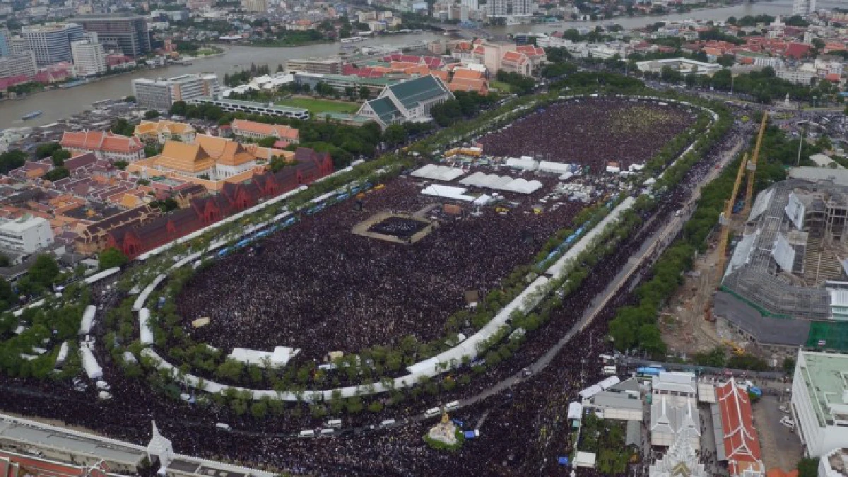 รวมภาพมุมสูง พสกนิกรหลายแสนร่วมร้องเพลงสรรเสริญพระบารมี