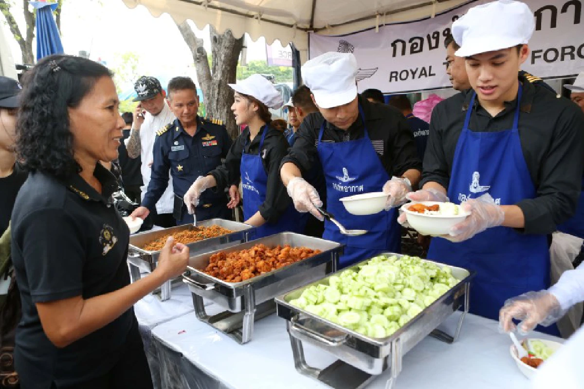 "ศิลปินเอเอฟ"ร่วมทำอาหารแจกประชาชนที่สนามหลวง
