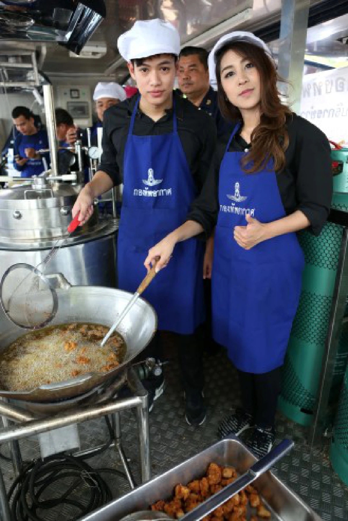 "ศิลปินเอเอฟ"ร่วมทำอาหารแจกประชาชนที่สนามหลวง