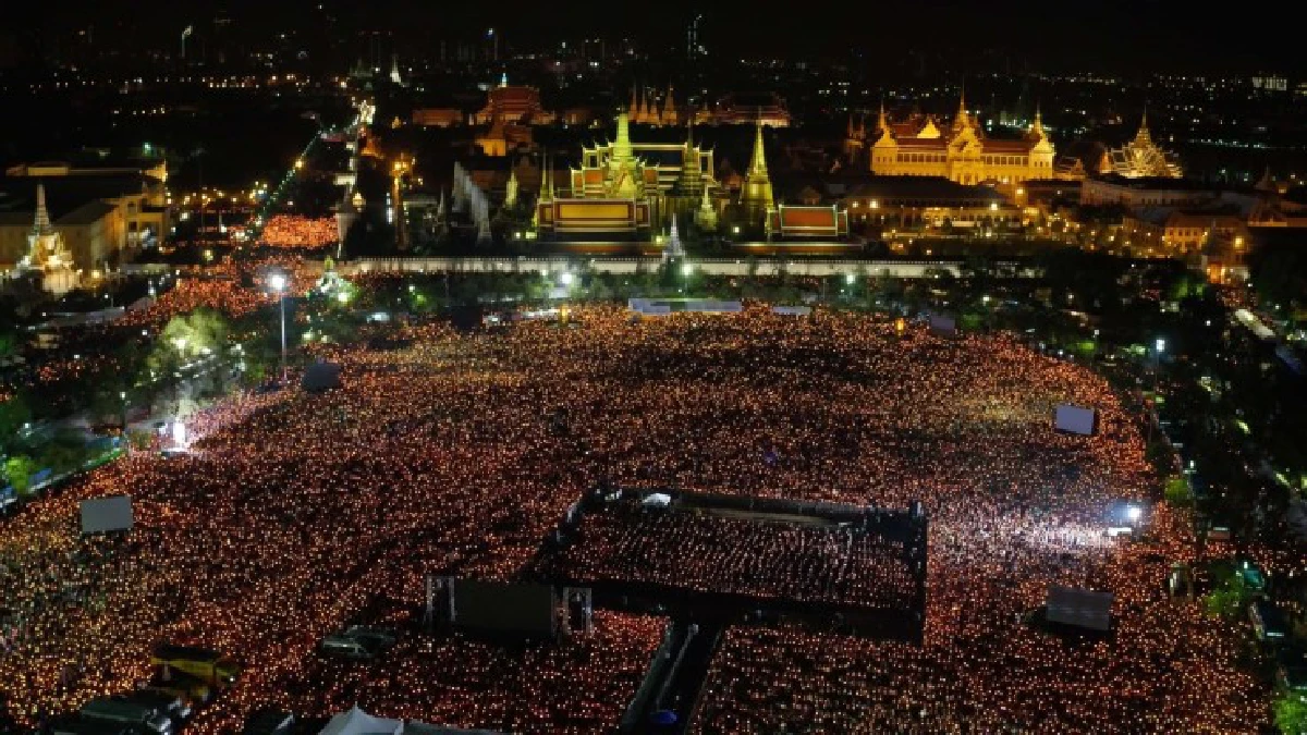 รวมภาพมุมสูง พสกนิกรหลายแสนร่วมร้องเพลงสรรเสริญพระบารมี