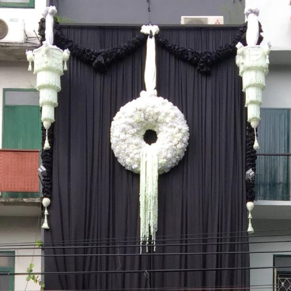 งามจับใจ!เจ้าของร้านดอกไม้ทำพวงมาลัยยักษ์ถวายอาลัยในหลวง