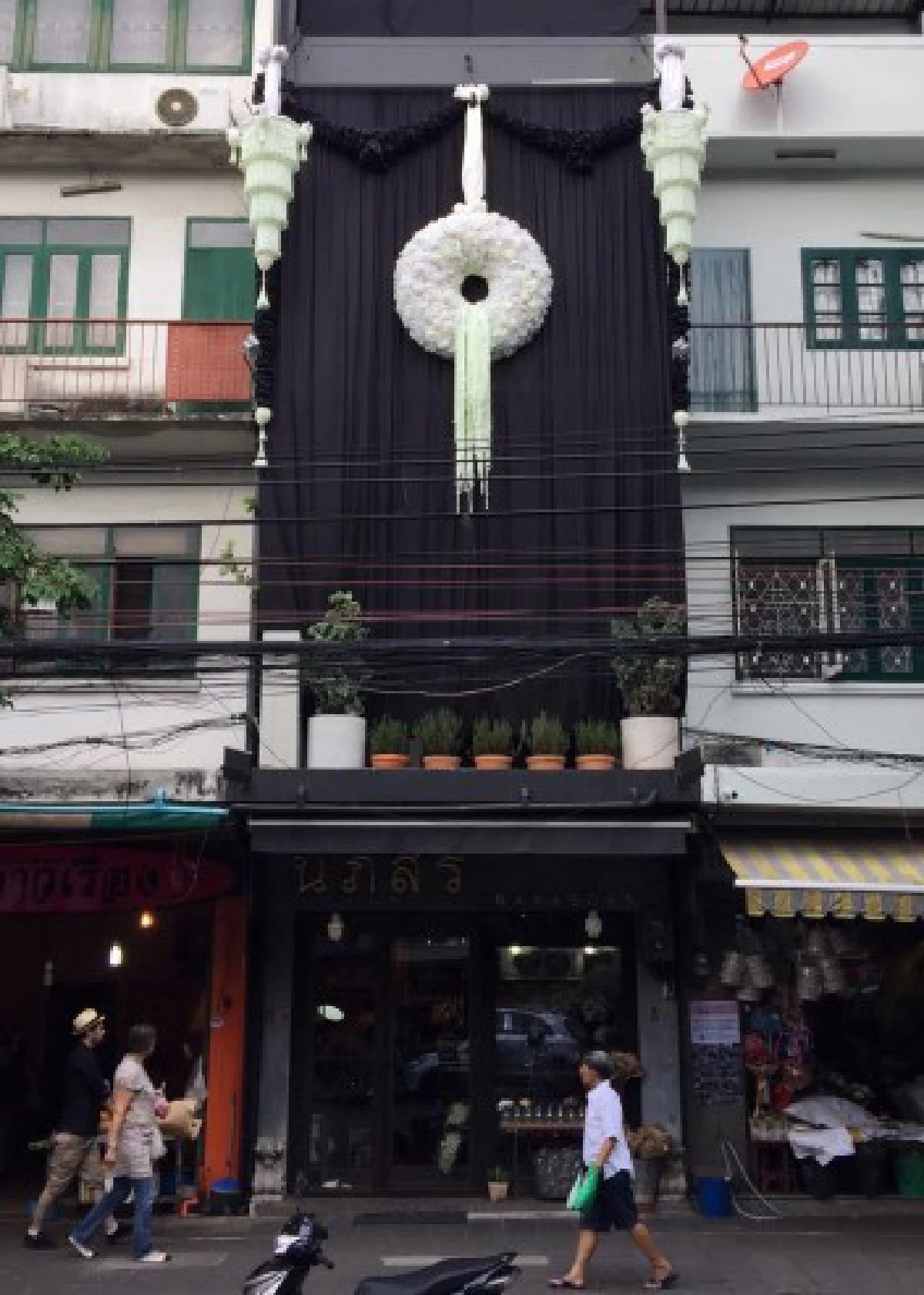 งามจับใจ!เจ้าของร้านดอกไม้ทำพวงมาลัยยักษ์ถวายอาลัยในหลวง