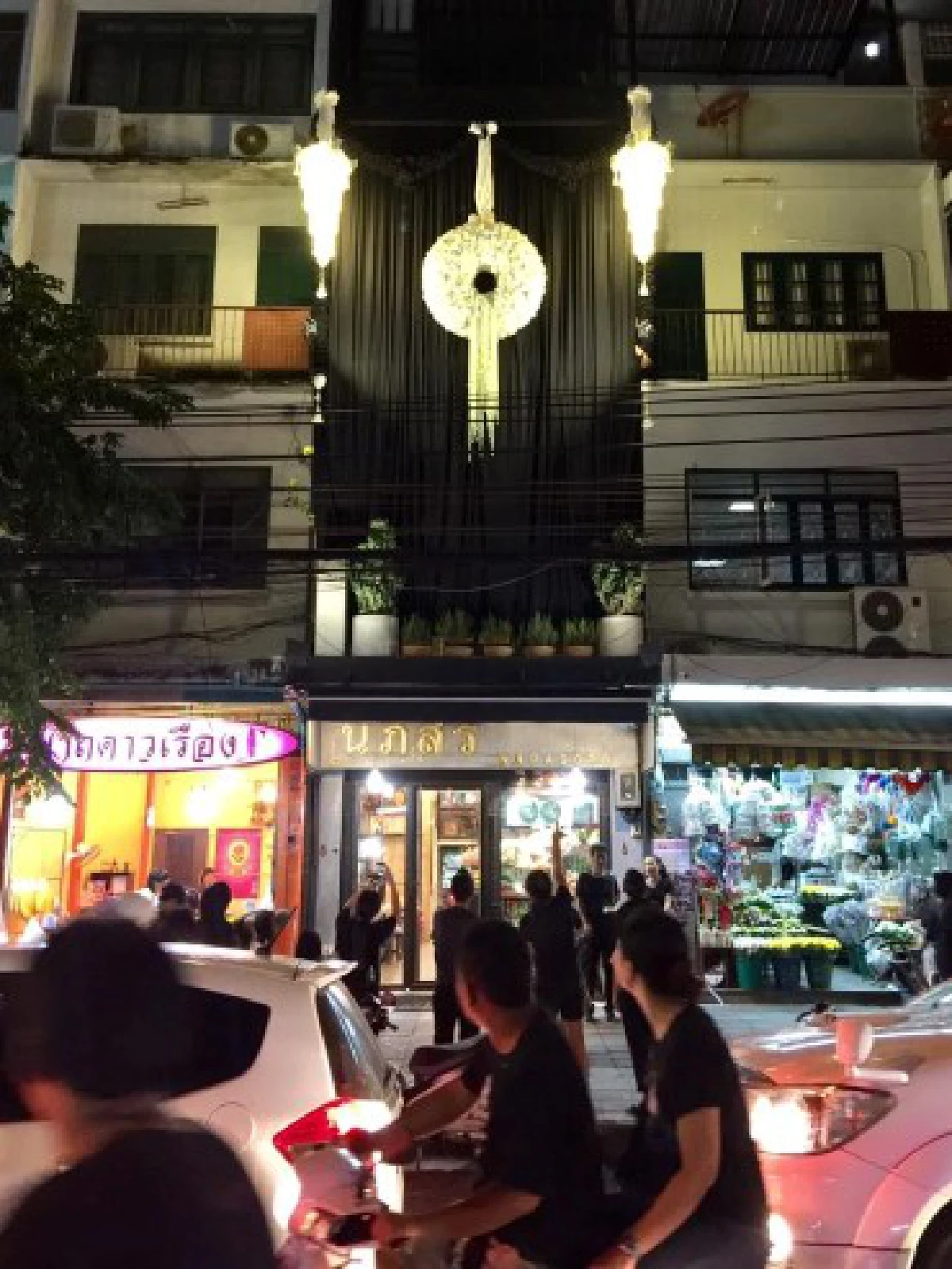 งามจับใจ!เจ้าของร้านดอกไม้ทำพวงมาลัยยักษ์ถวายอาลัยในหลวง