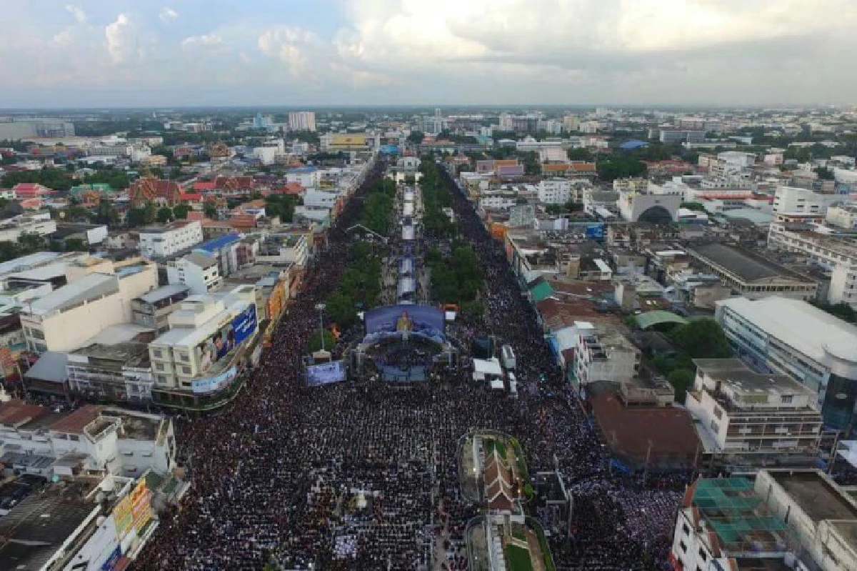 ชาวโคราชกว่าแสนหลั่งไหลร่วมร้องเพลงสรรเสริญพระบารมี