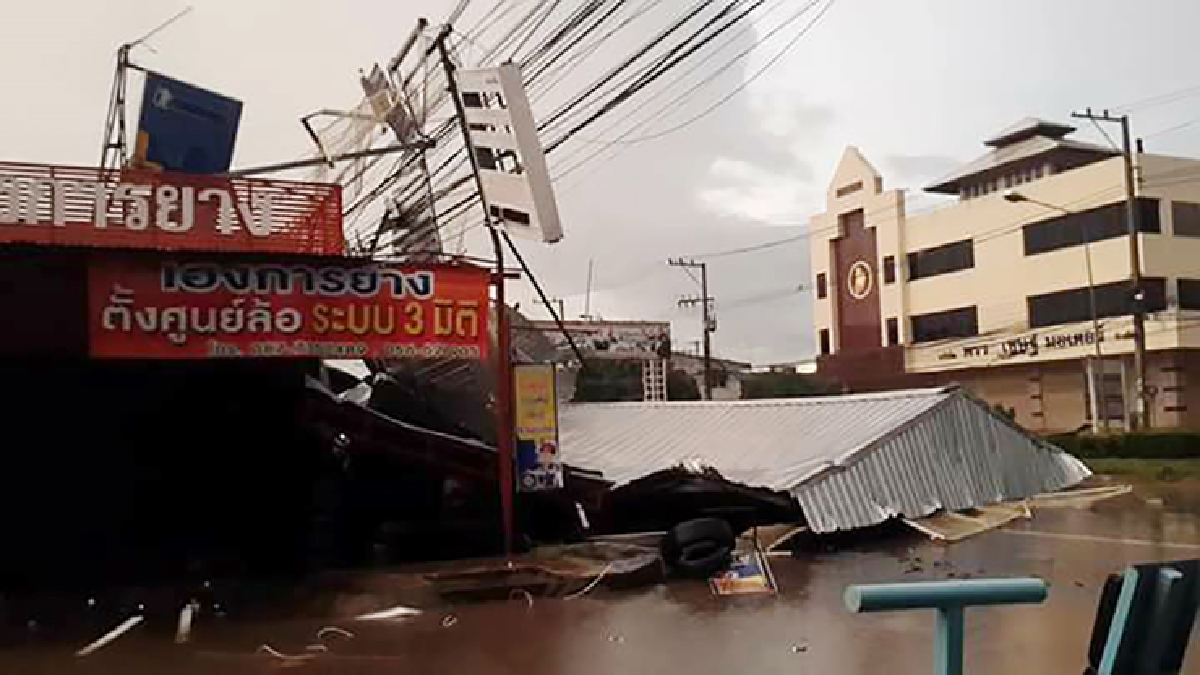 ฝนถล่มพิจิตรพายุพัดหลังคาบ้านพังนับร้อย