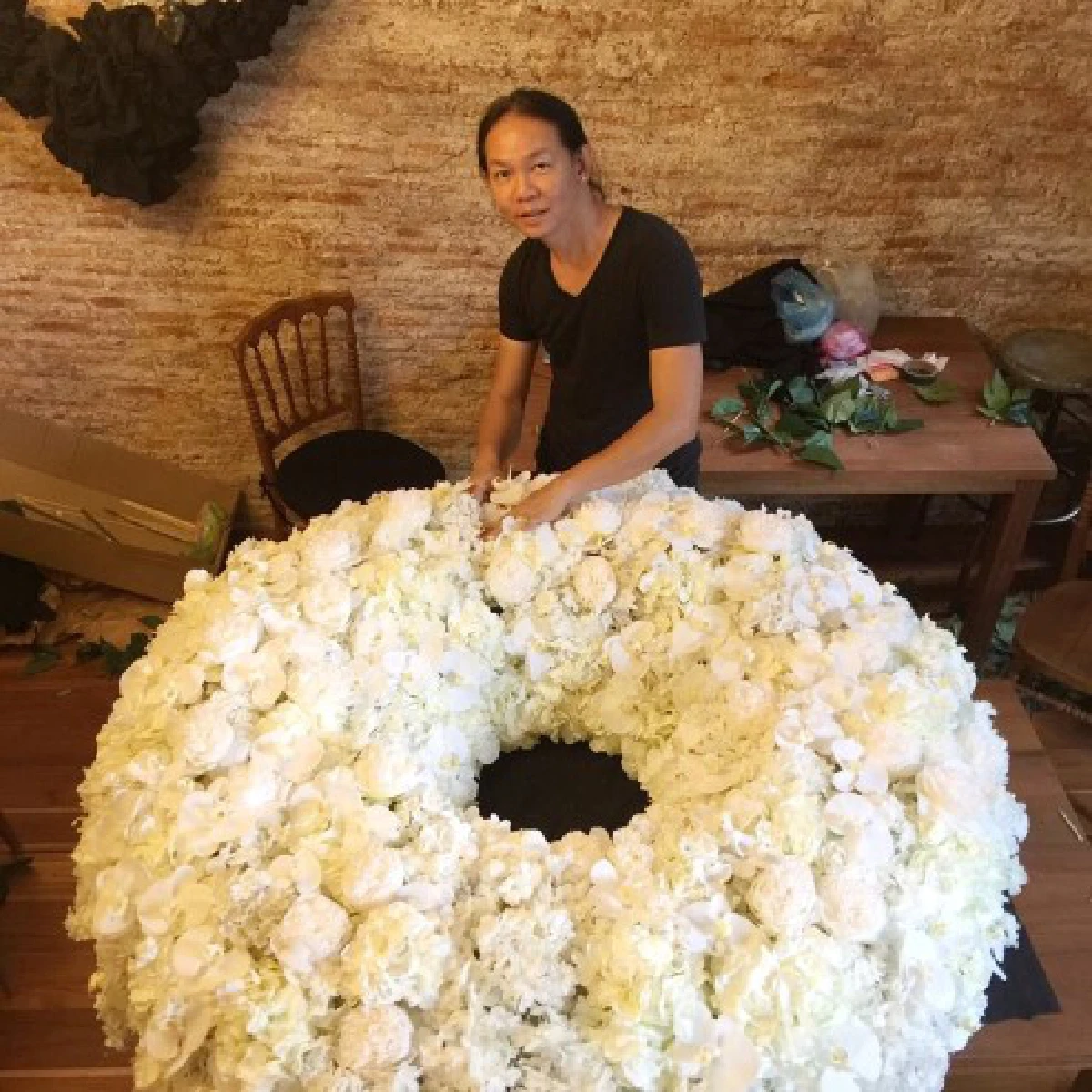 "ผลงานจากใจ อาลัยพ่อแห่งแผ่นดิน" ภูวนาถ ชุ่มศรีขรินทร์ เจ้าของพวงมาลัยขนาดยักษ์