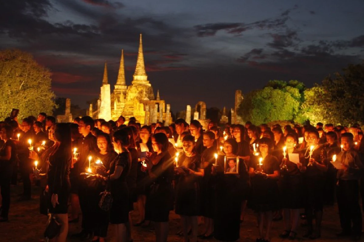 อยุธยาจุดเทียนแปรอักษร "เรารักพ่อหลวงภูมิพล"
