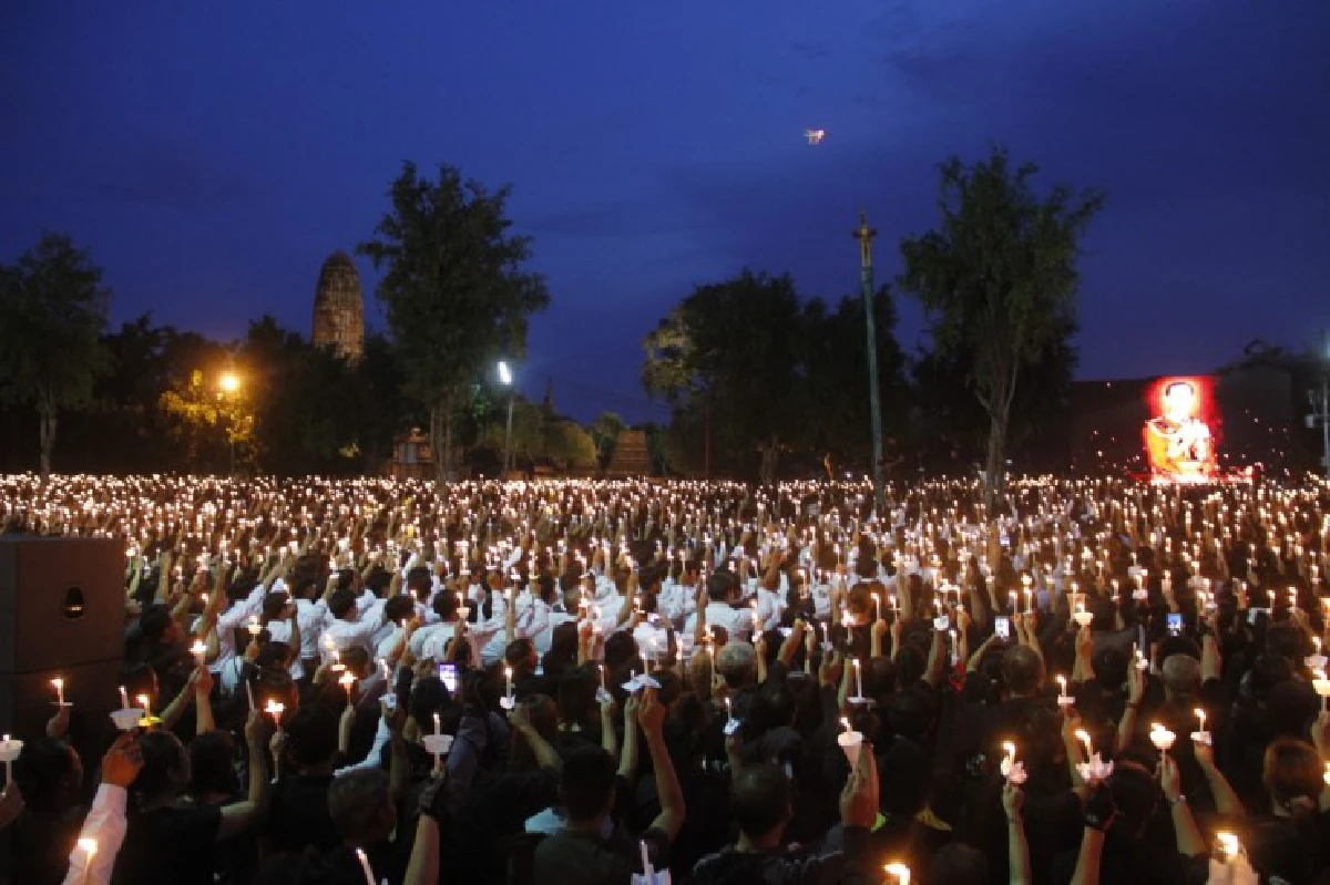 อยุธยาจุดเทียนแปรอักษร "เรารักพ่อหลวงภูมิพล"