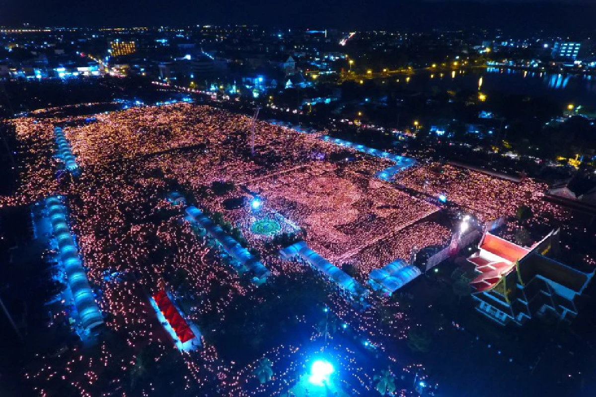 อุดรฯพร้อมใจแปรอักษร-จุดเทียนแสดงความอาลัยในหลวงรัชกาลที่9