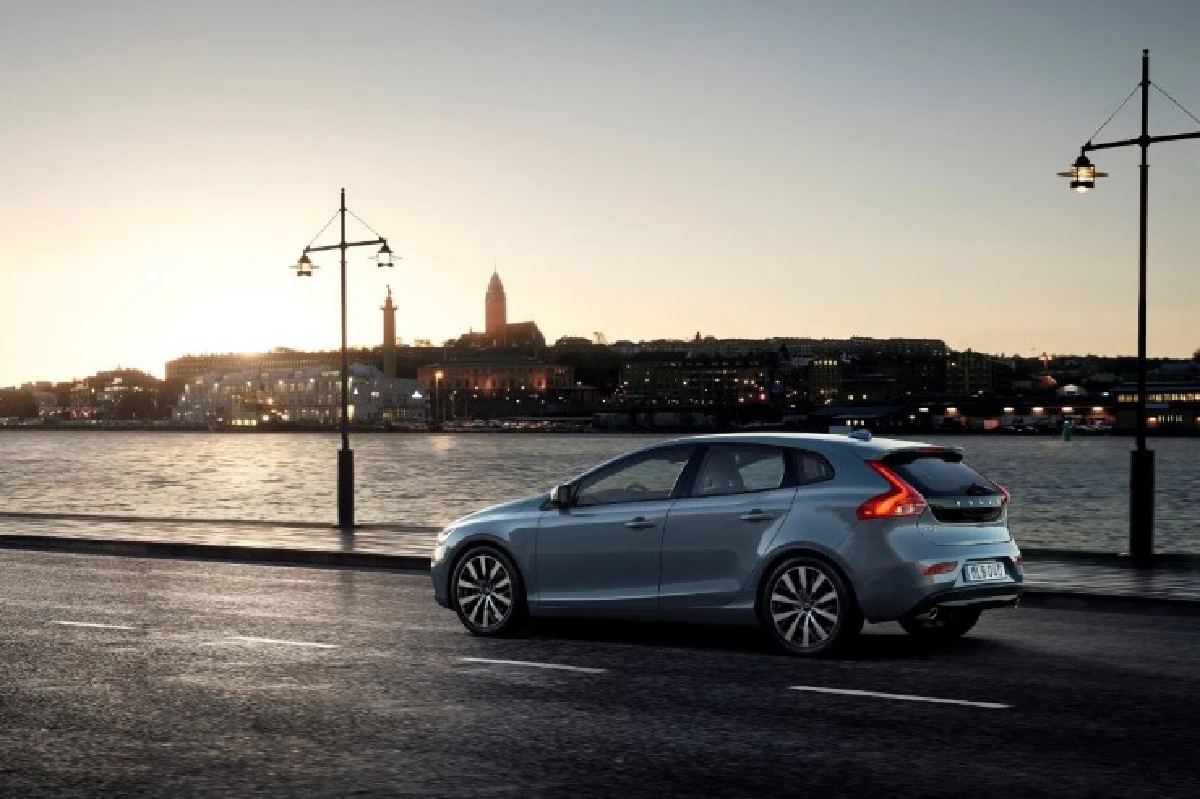 วอลโว่เตรียมเผยโฉม "V40 T4" ใหม่ ในเมืองไทย
