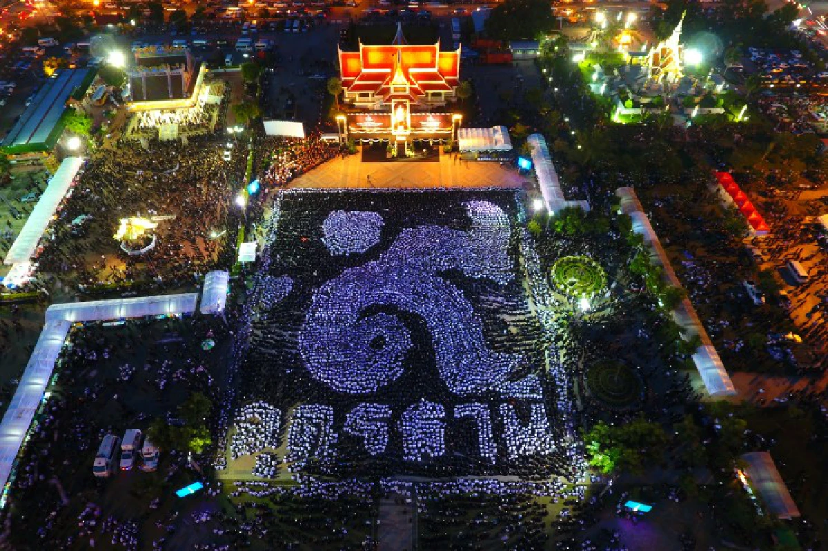 อุดรฯพร้อมใจแปรอักษร-จุดเทียนแสดงความอาลัยในหลวงรัชกาลที่9