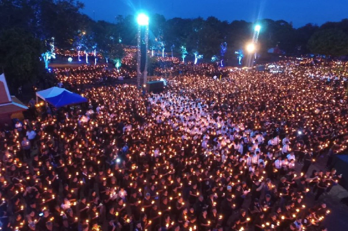 อยุธยาจุดเทียนแปรอักษร "เรารักพ่อหลวงภูมิพล"