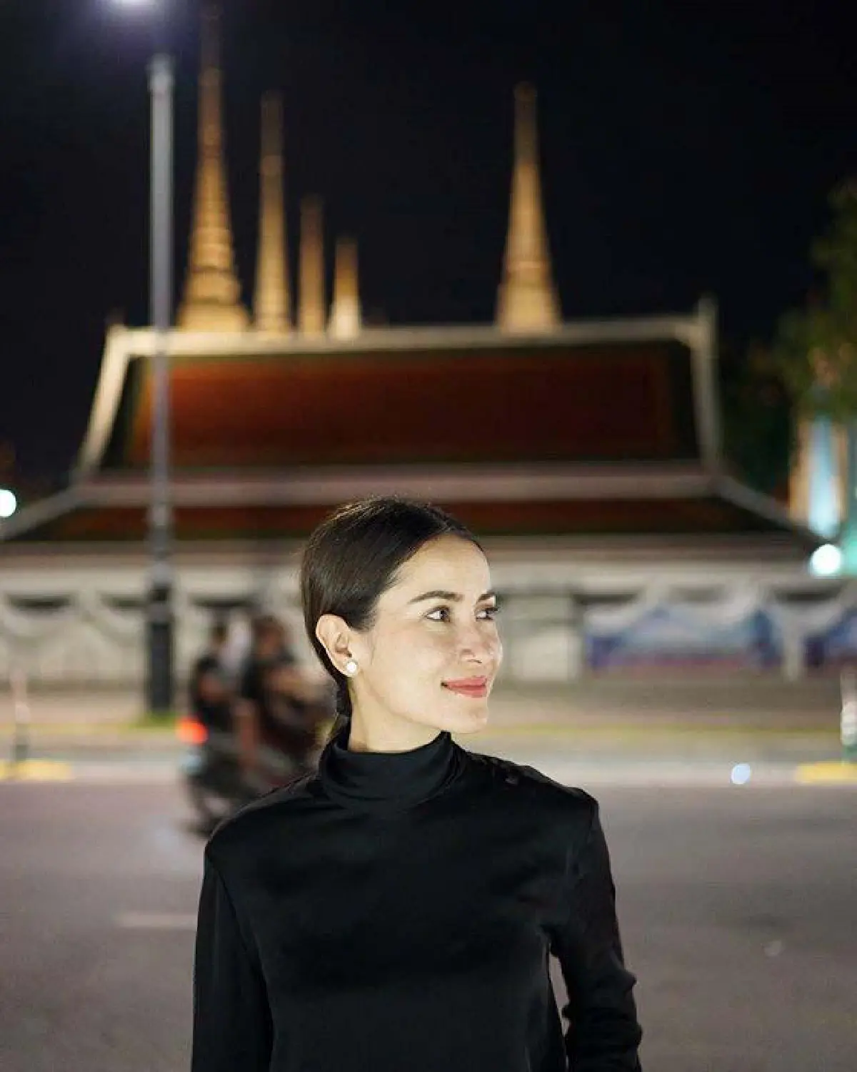 เรื่องเล่าจาก แอน ทองประสม พบคนนั่งสวดมนต์หน้าประตูวังนานนับชั่วโมง