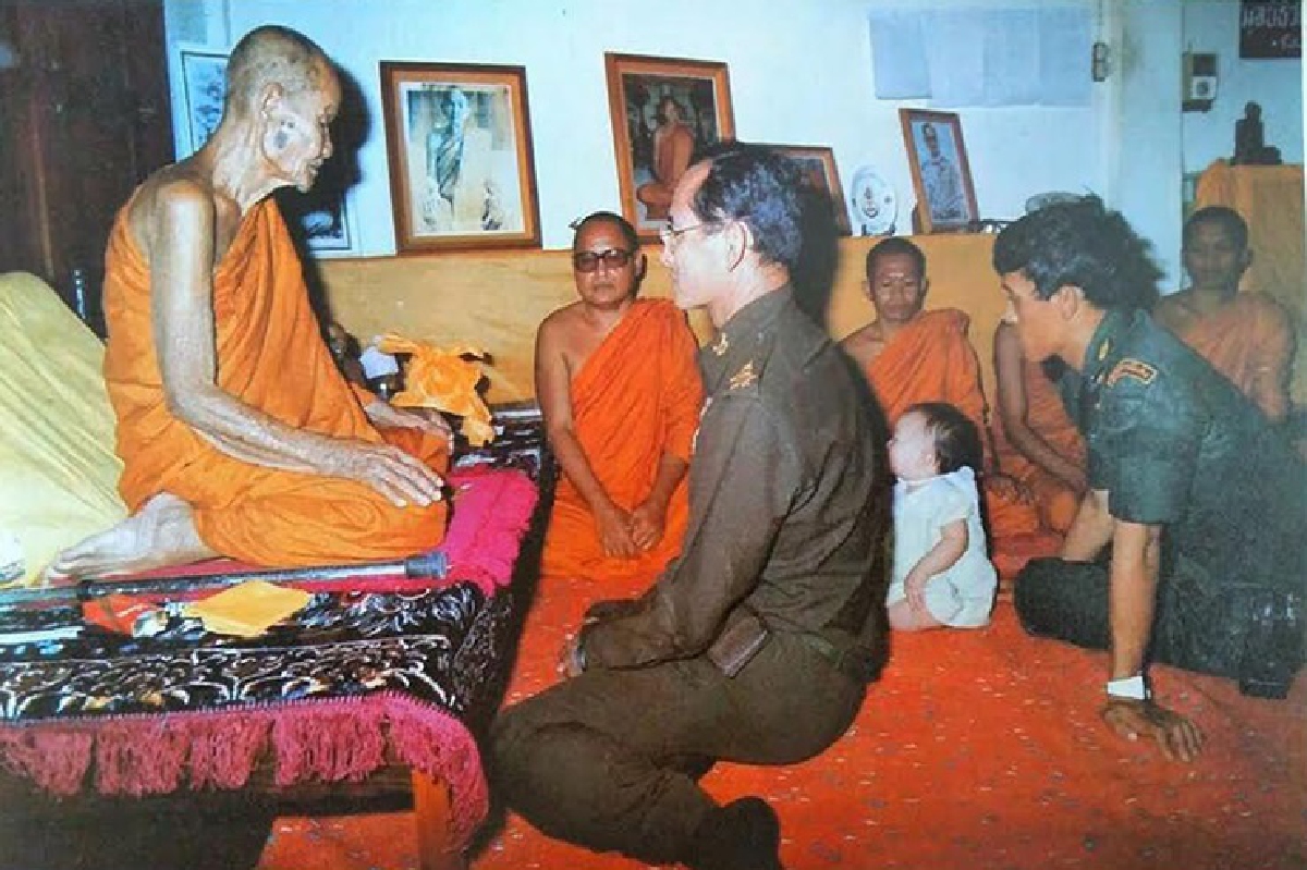 เรื่องเล่าจากบทสนทนาธรรม ในหลวงกับหลวงปู่ดูลย์ อตุโล เกจิอีสานใต้ เรื่องเล่าจากบทสนทนาธรรม ในหลวงกับหลวงปู่ดูลย์ อตุโล เกจิอีสานใต้