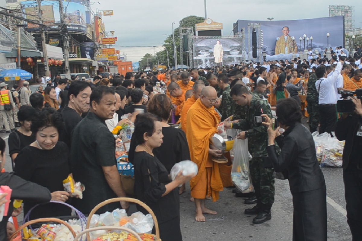ชาวโคราชทำบุญตักบาตรปัณรสมวาร