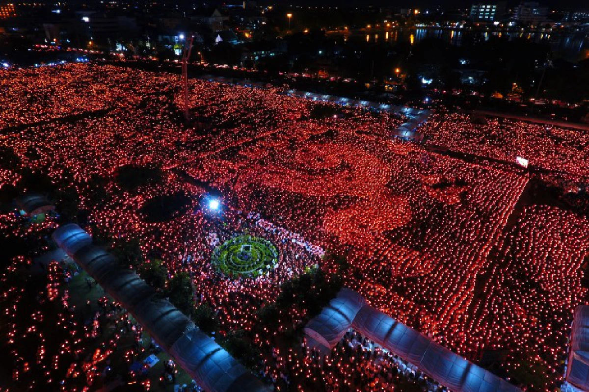 อุดรฯพร้อมใจแปรอักษร-จุดเทียนแสดงความอาลัยในหลวงรัชกาลที่9