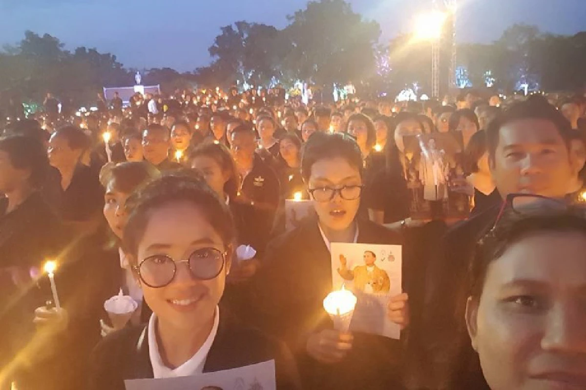 อยุธยาจุดเทียนแปรอักษร "เรารักพ่อหลวงภูมิพล"