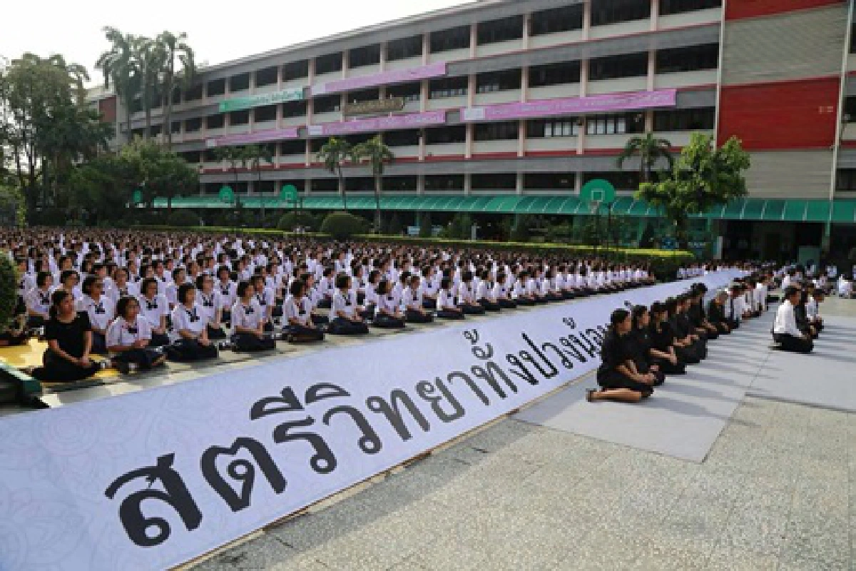 "สตรีวิทยา"แสดงความอาลัยในหลวง ร.9
