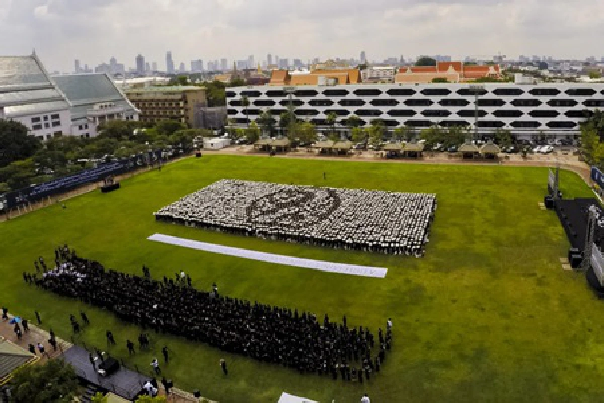 มธ.ร่วมแปรอักษรแสดงความอาลัยในหลวง ร.9