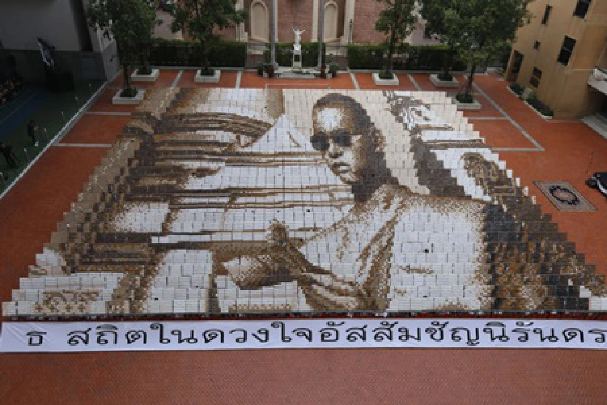 นร.อัสสัมชัญแปรอักษรเป็นพระบรมสาทิสลักษณ์ "ในหลวง ร.9"