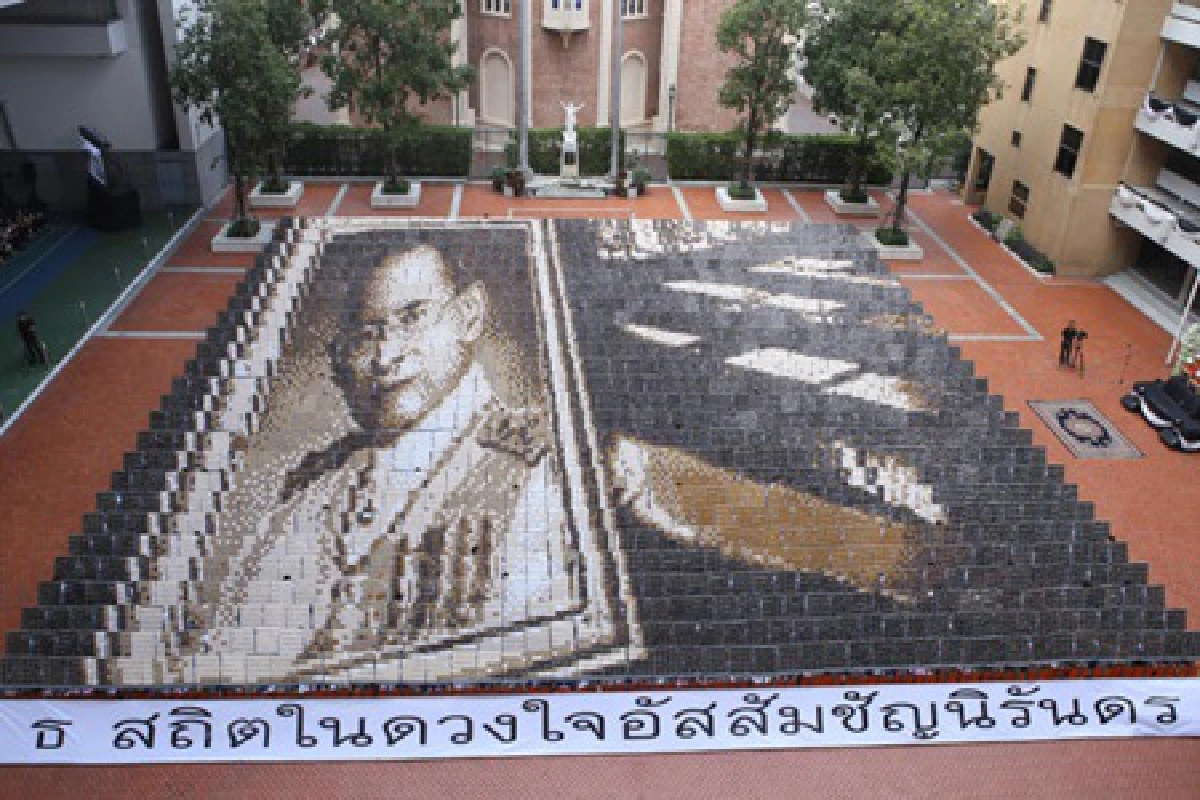 นร.อัสสัมชัญแปรอักษรเป็นพระบรมสาทิสลักษณ์ "ในหลวง ร.9"