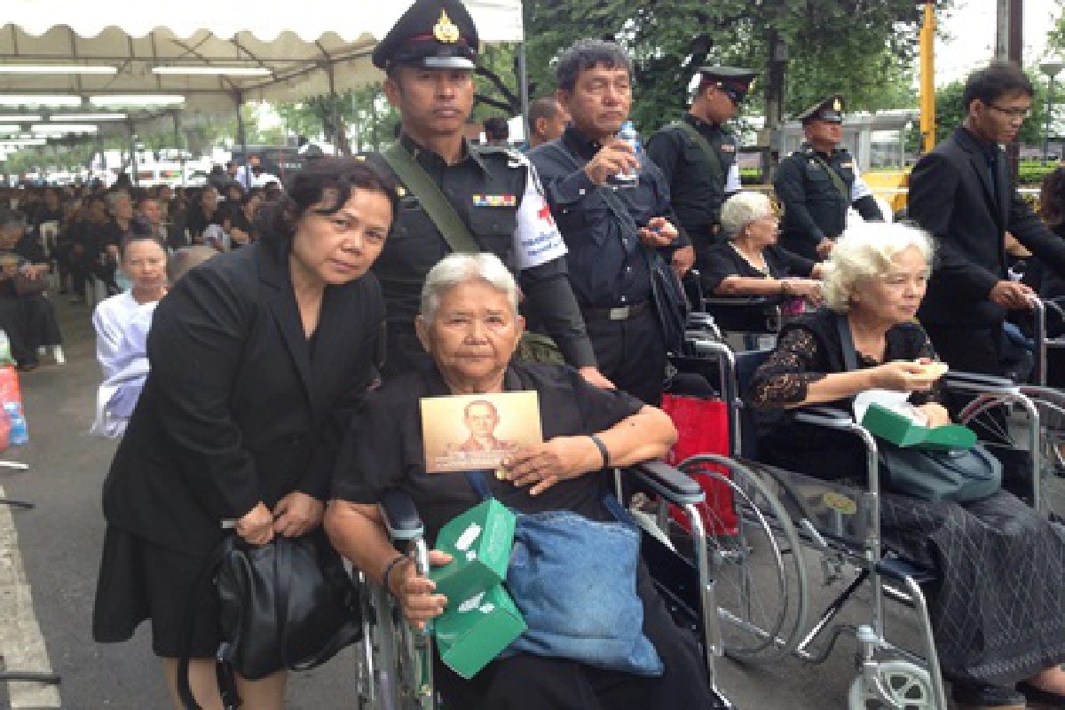 พสกนิกรแน่นสนามหลวงถวายบังคม"พระบรมศพ"