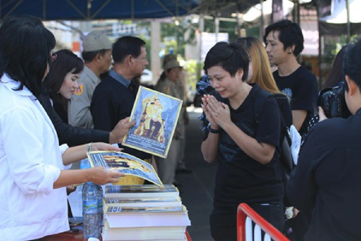ปชช.แห่ต่อแถวขึ้นรถฟรีเข้าถวายบังคมพระบรมศพ