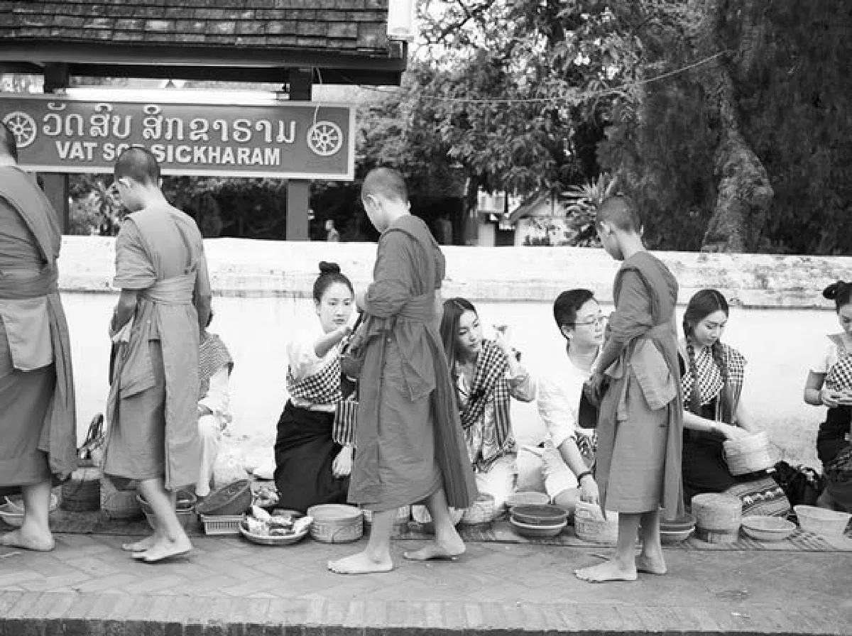 แต้ว ณฐพร เที่ยวหลวงพระบาง แฟนคลับแห่ถ่ายรูป-ชมงามหลาย