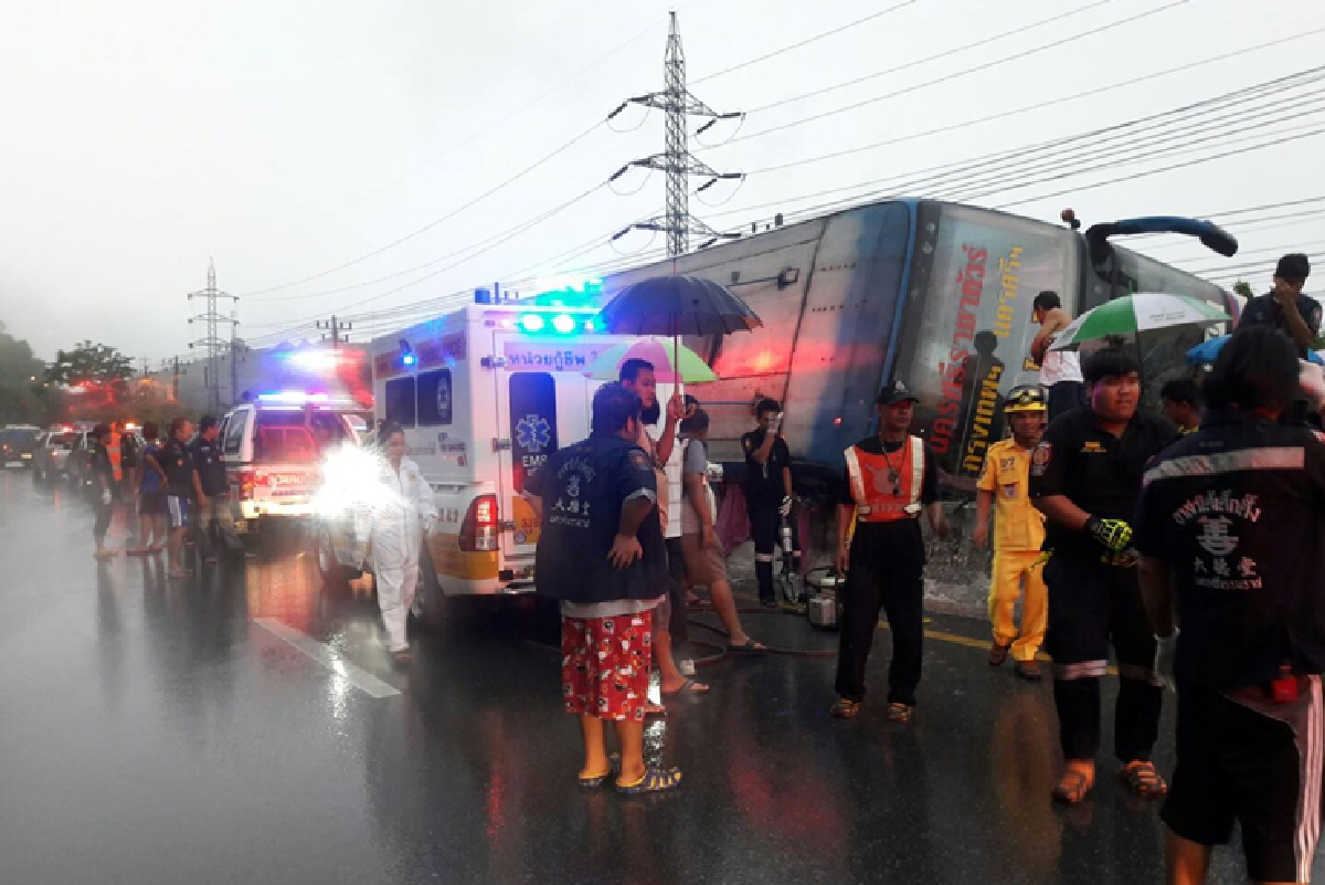 รถทัวร์ฝ่าฝนชนเสาไฟฟ้าพลิกคว่ำตาย3สาหัส6