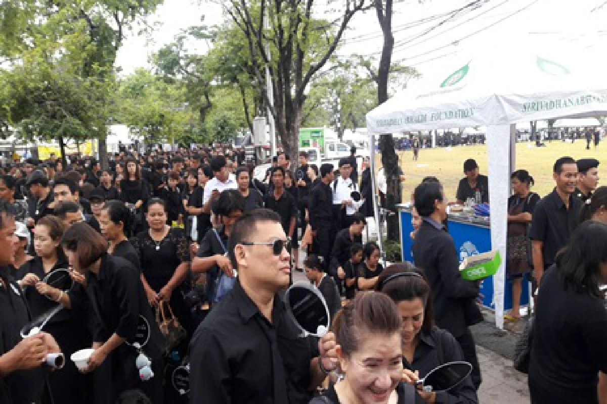 พสกนิกรแน่นสนามหลวงถวายบังคม"พระบรมศพ"