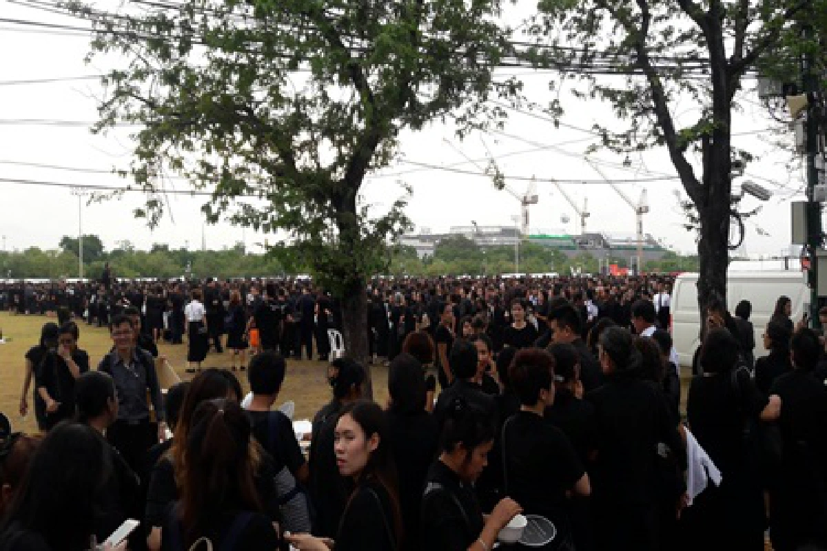 พสกนิกรแน่นสนามหลวงถวายบังคม"พระบรมศพ"