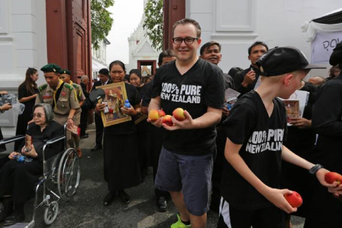 ทูตนิวซีแลนด์นำแอปเปิ้ลแจกหน้าพระบรมมหาราชวัง ทูตนิวซีแลนด์นำแอปเปิ้ลแจกหน้าพระบรมมหาราชวัง