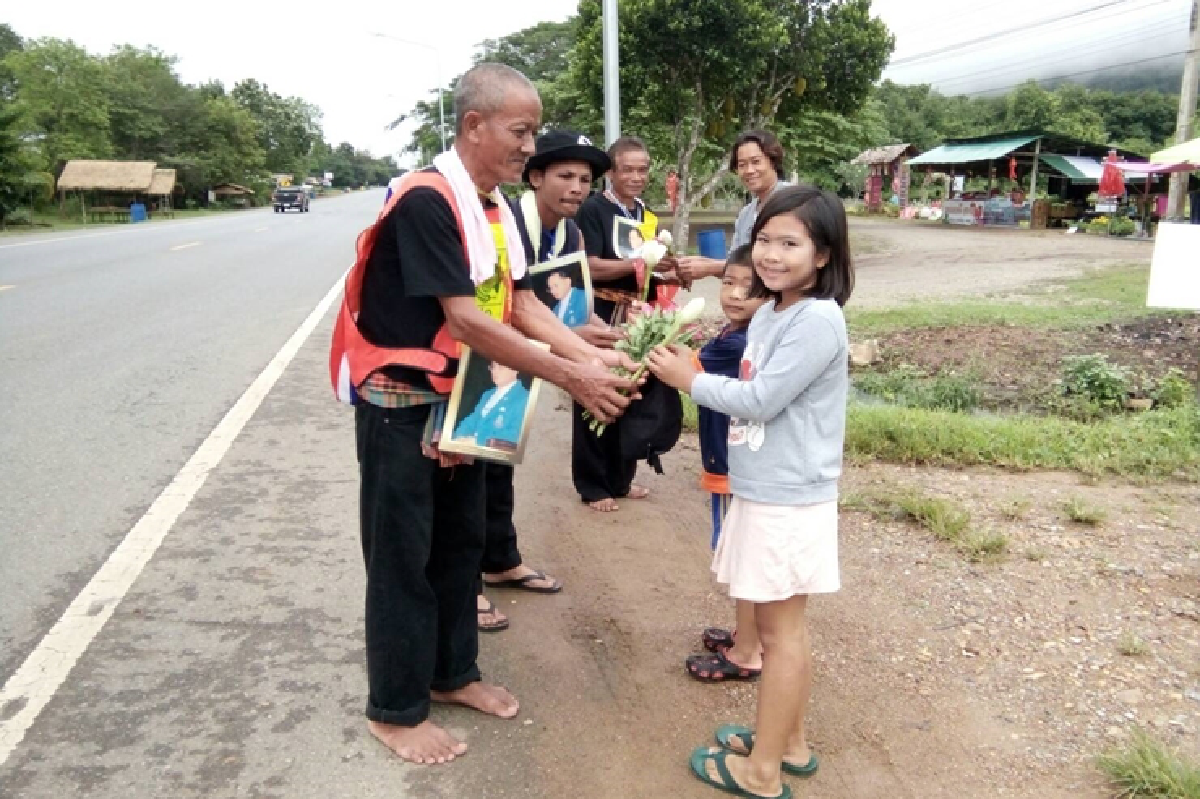ชาวทองผาภูมิเดินเท้าเข้ากทม.สักการะพระบรมศพ