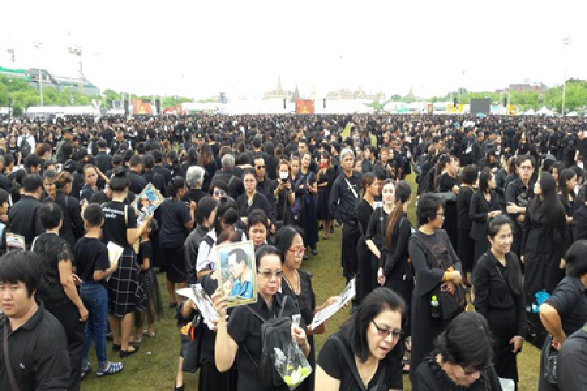 พสกนิกรแน่นสนามหลวงถวายบังคม"พระบรมศพ"