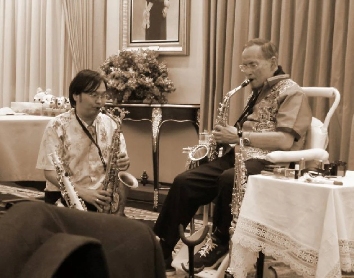 "When You're Smiling"เพลงสุดท้ายถวายในหลวงของวงอ.ส.วันศุกร์