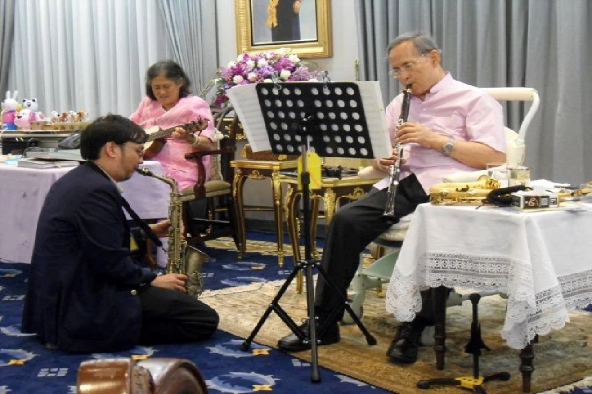 "When You're Smiling"เพลงสุดท้ายถวายในหลวงของวงอ.ส.วันศุกร์