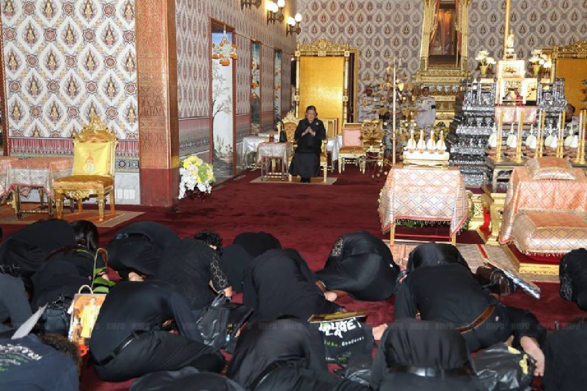 ทรงโปรดเกล้าฯให้กราบถวายบังคมพระบรมศพระหว่างบำเพ็ญพระราชกุศล ทรงโปรดเกล้าฯให้กราบถวายบังคมพระบรมศพระหว่างบำเพ็ญพระราชกุศล
