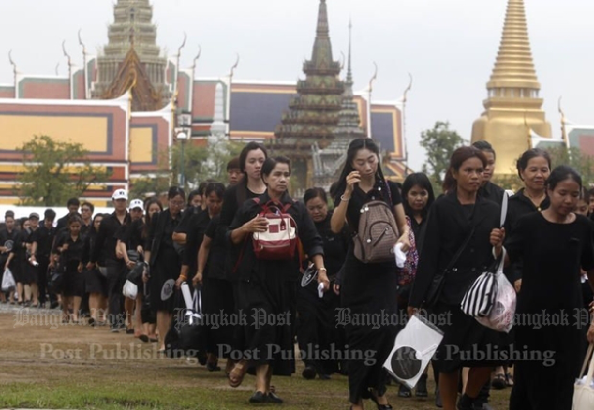 First-day crowd huge as mourners allowed in Throne Hall (Updated)