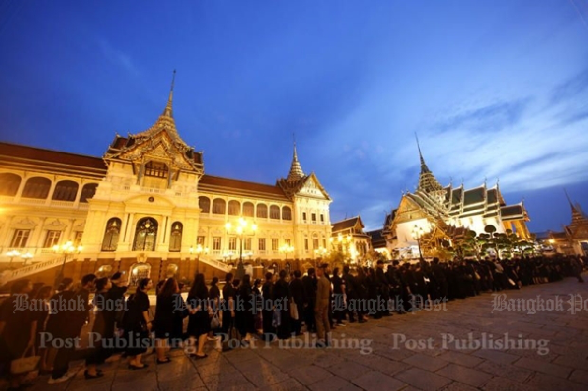 First-day crowd huge as mourners allowed in Throne Hall (Updated)