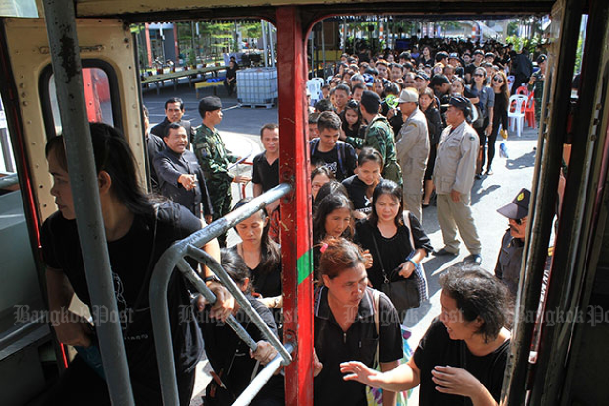 First-day crowd huge as mourners allowed in Throne Hall (Updated)