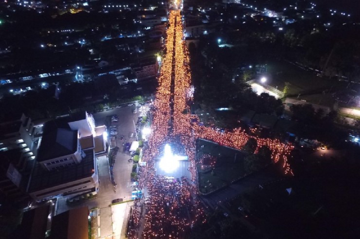 ชาวท่าม่วงนับหมื่นร่วมจุดเทียน-ร้องเพลงสรรเสริญพระบารมี ชาวท่าม่วงนับหมื่นร่วมจุดเทียน-ร้องเพลงสรรเสริญพระบารมี