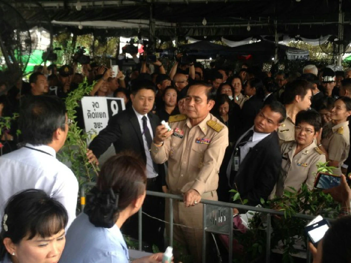 "บิ๊กตู่"ลงพื้นที่สนามหลวงขอทุกฝ่ายช่วยทำงานเพื่อความเรียบร้อย