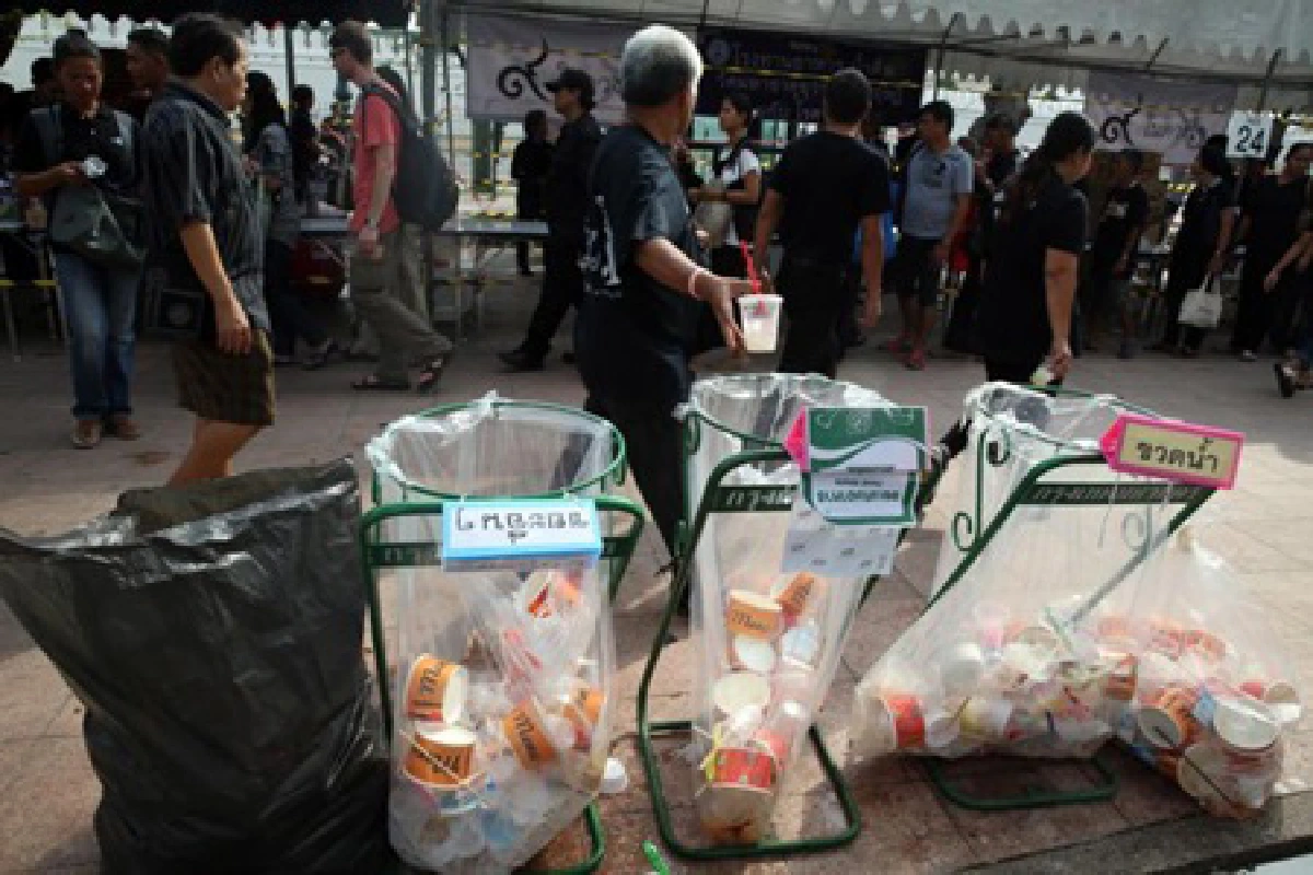 ขยะอาหารเกลื่อนสนามหลวง จิตอาสาเศร้าใจ พฤติกรรมกินทิ้งขว้าง