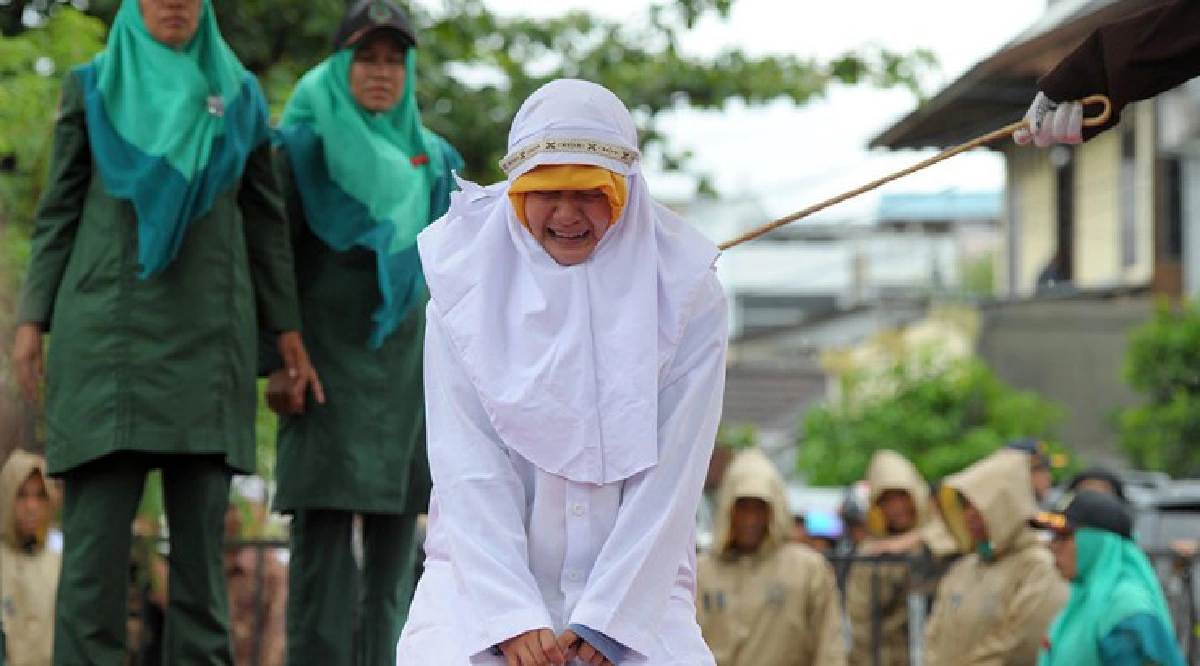 สาวอินโดนีเซียถูกเฆี่ยนต่อหน้าฝูงชน เหตุใกล้ชิดแฟนหนุ่ม