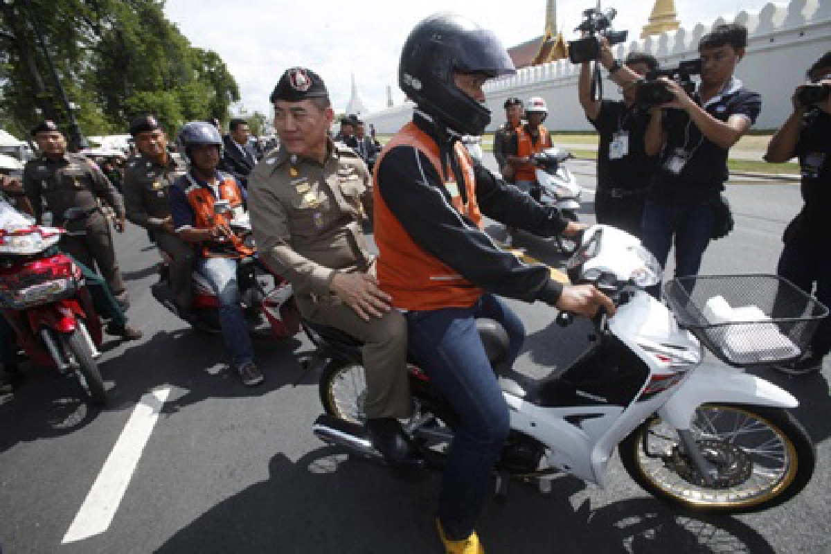 เปิดให้นักท่องเที่ยวเข้าวัดพระแก้ววันแรกเรียบร้อยดี