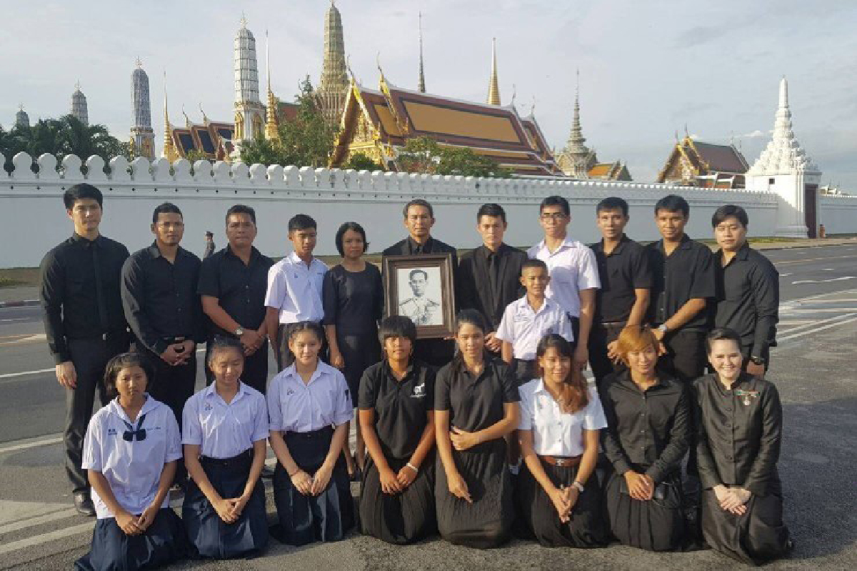 นักกีฬาเทนนิส-ว่ายน้ำ สิงห์ เข้ากราบถวายบังคมพระบรมศพ นักกีฬาเทนนิส-ว่ายน้ำ สิงห์ เข้ากราบถวายบังคมพระบรมศพ